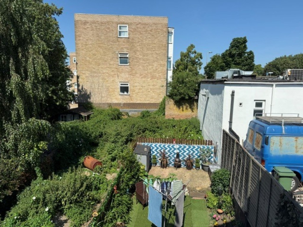 Lot: 180 - VACANT FIRST FLOOR FLAT FOR IMPROVEMENT - View from living room window over gardens to rear